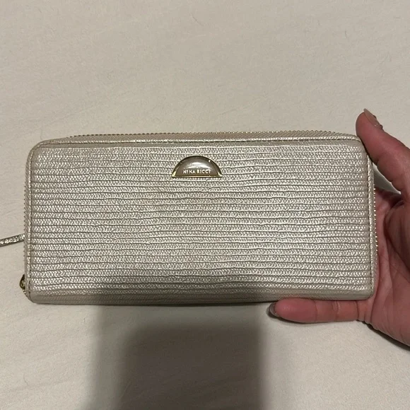 Nina Ricci cream colored wallet - Picture 7 of 8